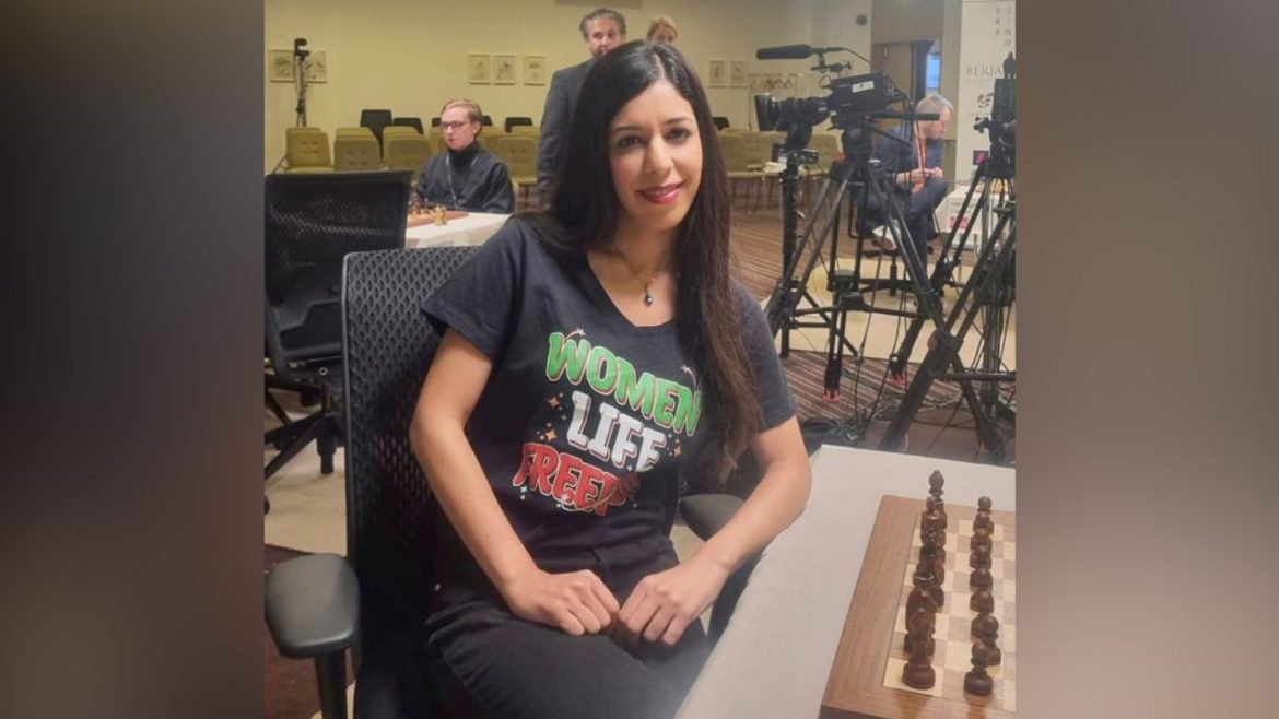 Shohreh Bayat: İranlı satranç hakemi, Rus yönetim organı FIDE’ye meydan okuduğunda bağlılığından dolayı dışlanmaktan korkuyor