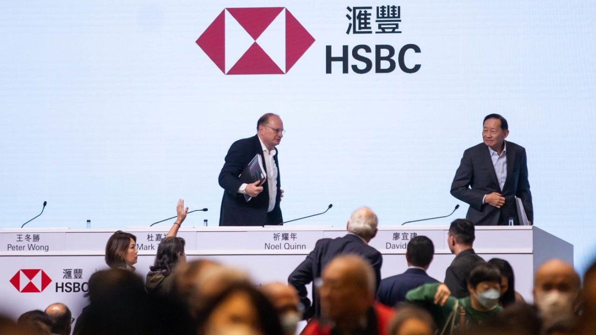 HSBC’den bölünme: Bankanın üst düzey yöneticileri, Hong Kong’da bölünme çağrısı yapan hissedarlarla karşı karşıya