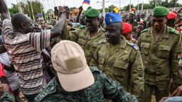 Nijer: Askeri darbe için kritik son tarih sona ererken, ülkenin hava sahası “müdahale tehditleri” nedeniyle kapatıldı.