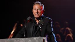 Bruce Springsteen mide-bağırsak sorunları nedeniyle tedavi görüyor ve birkaç konseri erteliyor