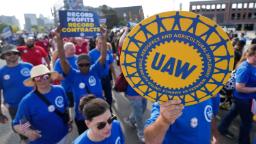 UAW plant um Mitternacht Streiks gegen Ford, GM und Stellantis, wenn keine Einigung erzielt wird