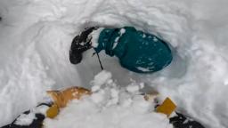 Video: Baş aşağı kara gömülen snowboardcu, Washington’daki Baker Dağı’nda kayakçı tarafından kurtarıldı