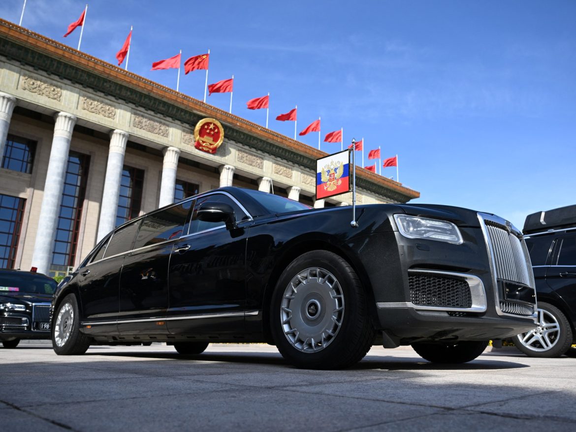 Kim Jong Un, Putin’in kendisine hediye ettiği lüks Rus limuziniyle seyahat ediyor |  Siyaset Haberleri